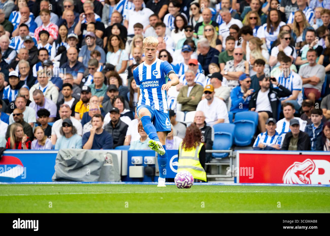 Brighton und Hove Albion gegen Fulham - Spiel der Premier League im American Express Community Stadium in Brighton. Samstag, 16. August 2025: Brightons Jan Paul van Hecke in Aktion. Nur redaktionelle Verwendung. Kein Merchandising. Für Football Images gelten Einschränkungen für FA und Premier League, inc. Keine Internet-/Mobilnutzung ohne FAPL-Lizenz. Weitere Informationen erhalten Sie bei Football Dataco Stockfoto