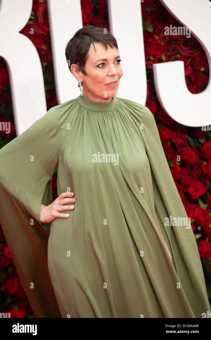 Die Protagonistin des Films, die preisgekrönte Schauspielerin Olivia Colman, dominiert den roten Teppich dank eines langen grünen Kleides und eines schelmischen Windes. Credit: Independent Photo Agency Srl/Alamy Live News Stockfoto