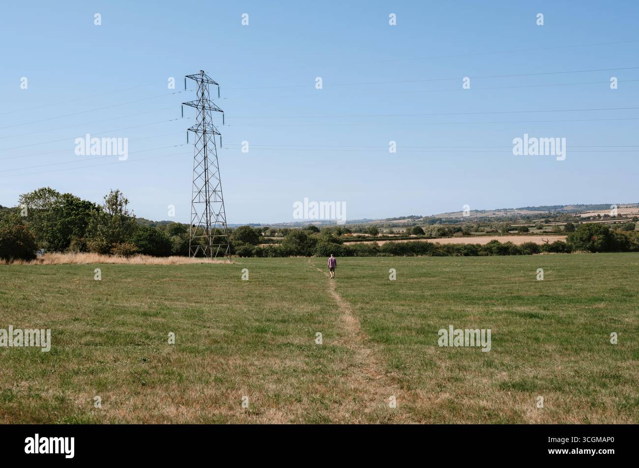 Mann, der über ein offenes Feld läuft. Stockfoto