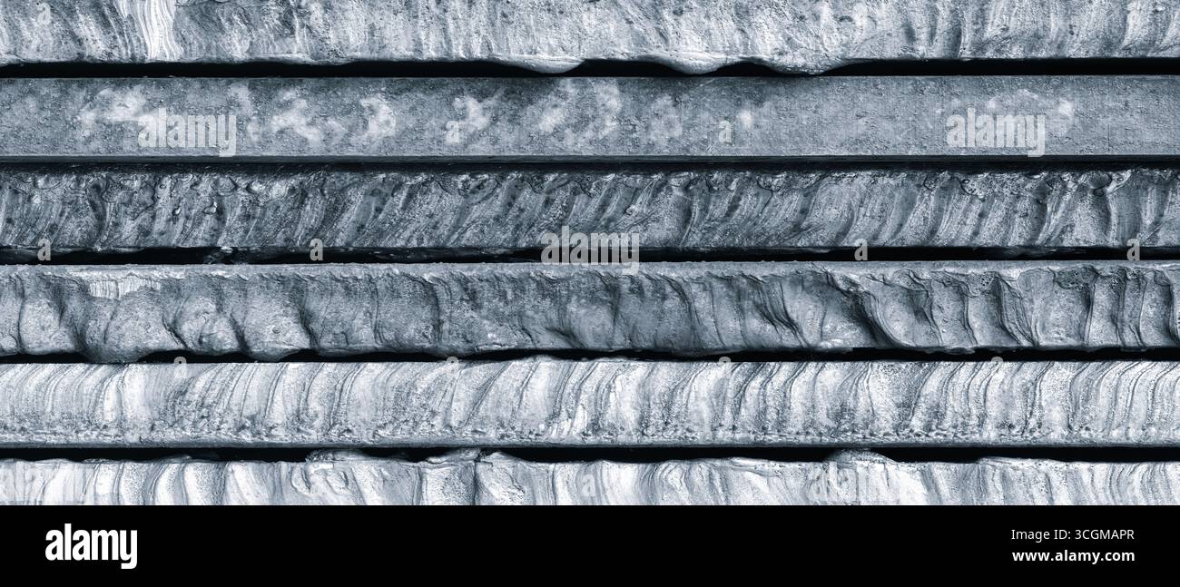 Stapel dicker Schwermetallplatten rostige, unebene Oberfläche nach Laserschneiden. Platten übereinander gestapelt, wodurch Tiefe und Textur des SENSE erzeugt werden. Szene ist Stockfoto