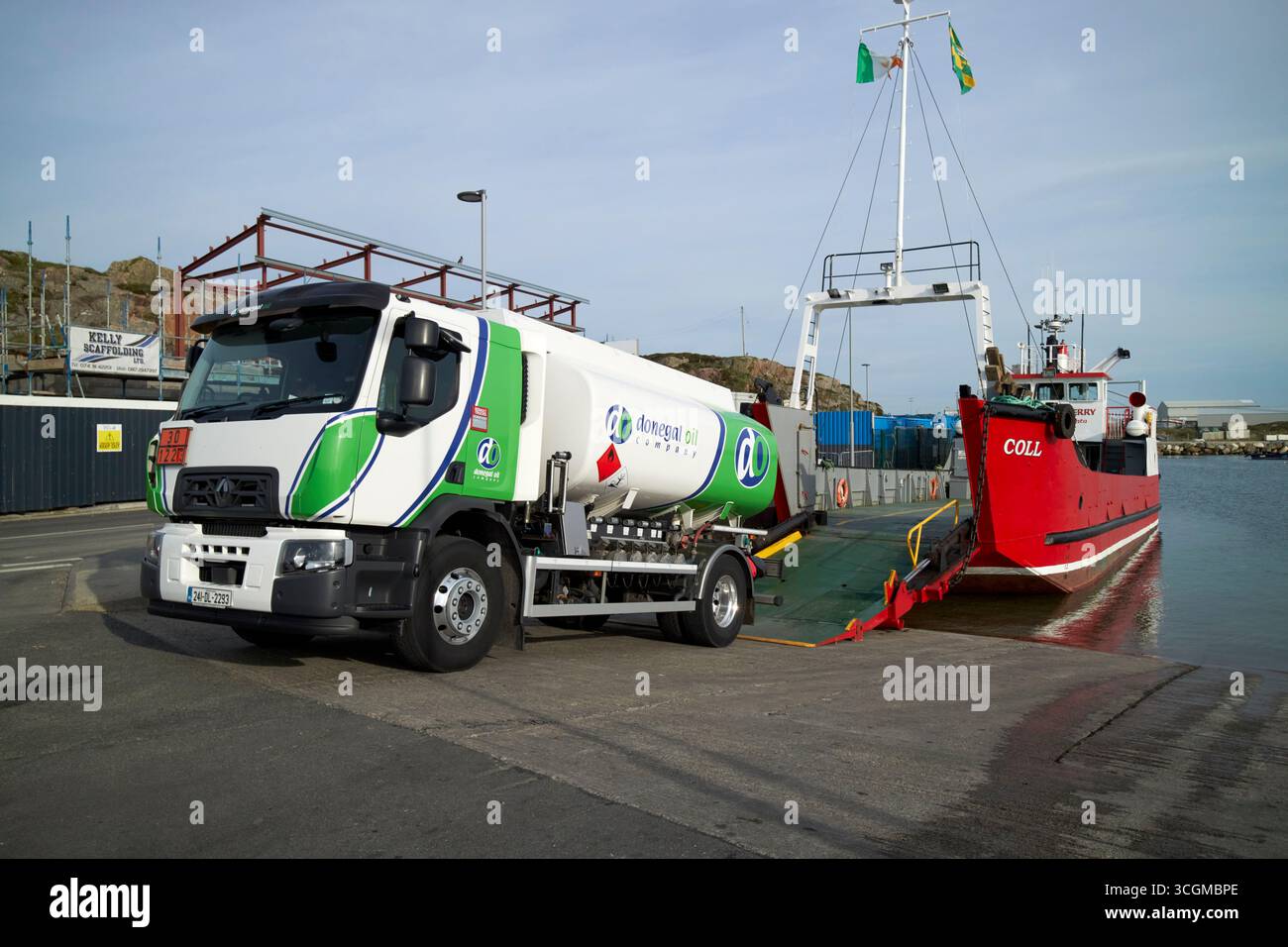 donegal Öltanker wird auf die Arranmore Fähre Burtonport County donegal republik irland geladen Stockfoto