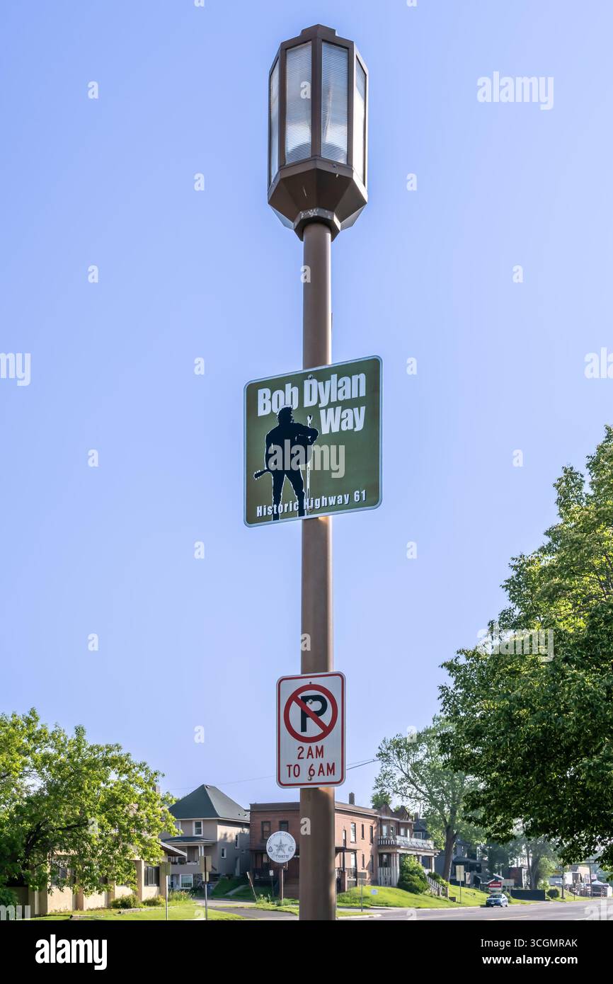 Bob Dylan (ein US-amerikanischer Sänger und Songwriter) Cultural Pathway Straßenlaterne und Schild, Duluth, Minnesota. Stockfoto