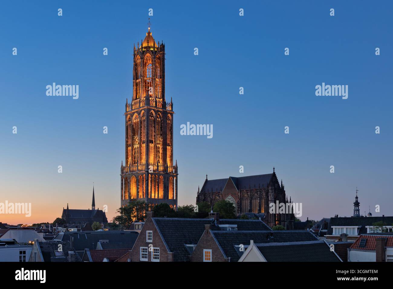 Ein fesselndes Bild von Utrechts Skyline in der Abenddämmerung, mit dem majestätisch beleuchteten Dom Tower „Dom toren“, der über einer bezaubernden Sammlung von Hist thront Stockfoto