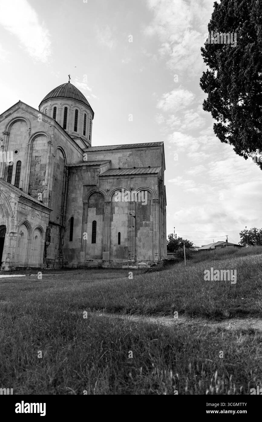 Die Kathedrale von Bagrati, ein Meisterwerk mittelalterlicher georgianischer Architektur, ist eine Kathedrale aus dem 11. Jahrhundert in der Stadt Kutaisi in der Imereti, Georgien. Stockfoto
