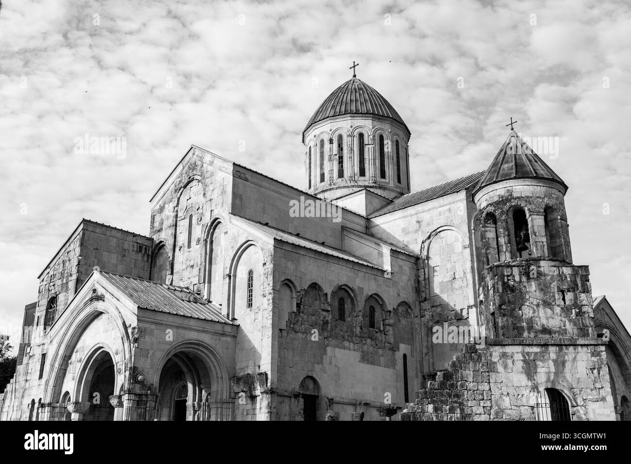 Die Kathedrale von Bagrati, ein Meisterwerk mittelalterlicher georgianischer Architektur, ist eine Kathedrale aus dem 11. Jahrhundert in der Stadt Kutaisi in der Imereti, Georgien. Stockfoto