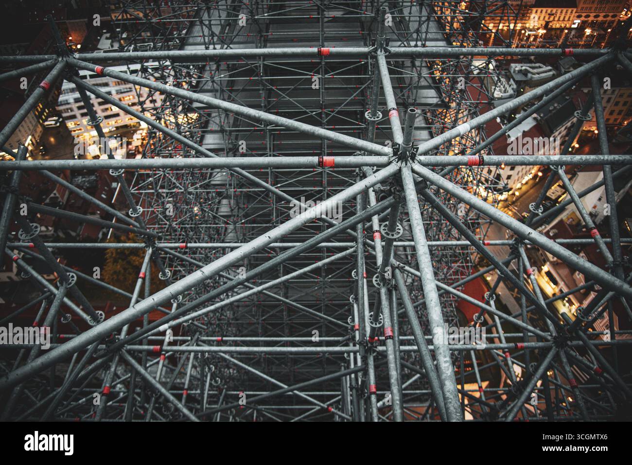 Luftaufnahme eines komplizierten Gerüsts mit Blick auf Gebäude und Straßen darunter, die Schatten und Licht werfen, Zagreb, Kroatien. Stockfoto