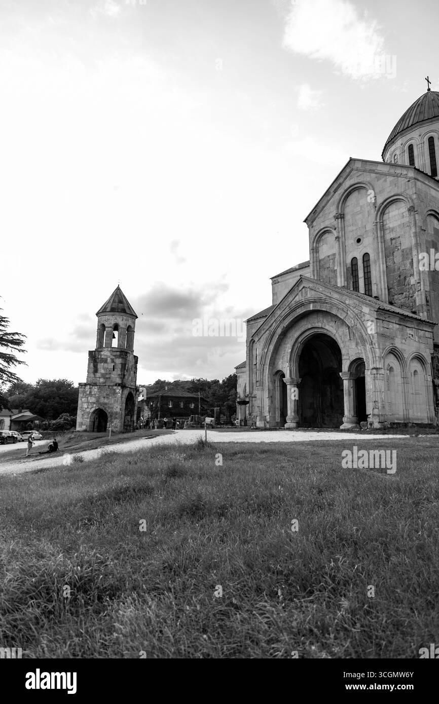 Kutaisi, Georgien - 15. Juni 2024: Die Kathedrale von Bagrati, ein Meisterwerk mittelalterlicher georgianischer Architektur, ist eine Kathedrale aus dem 11. Jahrhundert in der Stadt Kuta Stockfoto