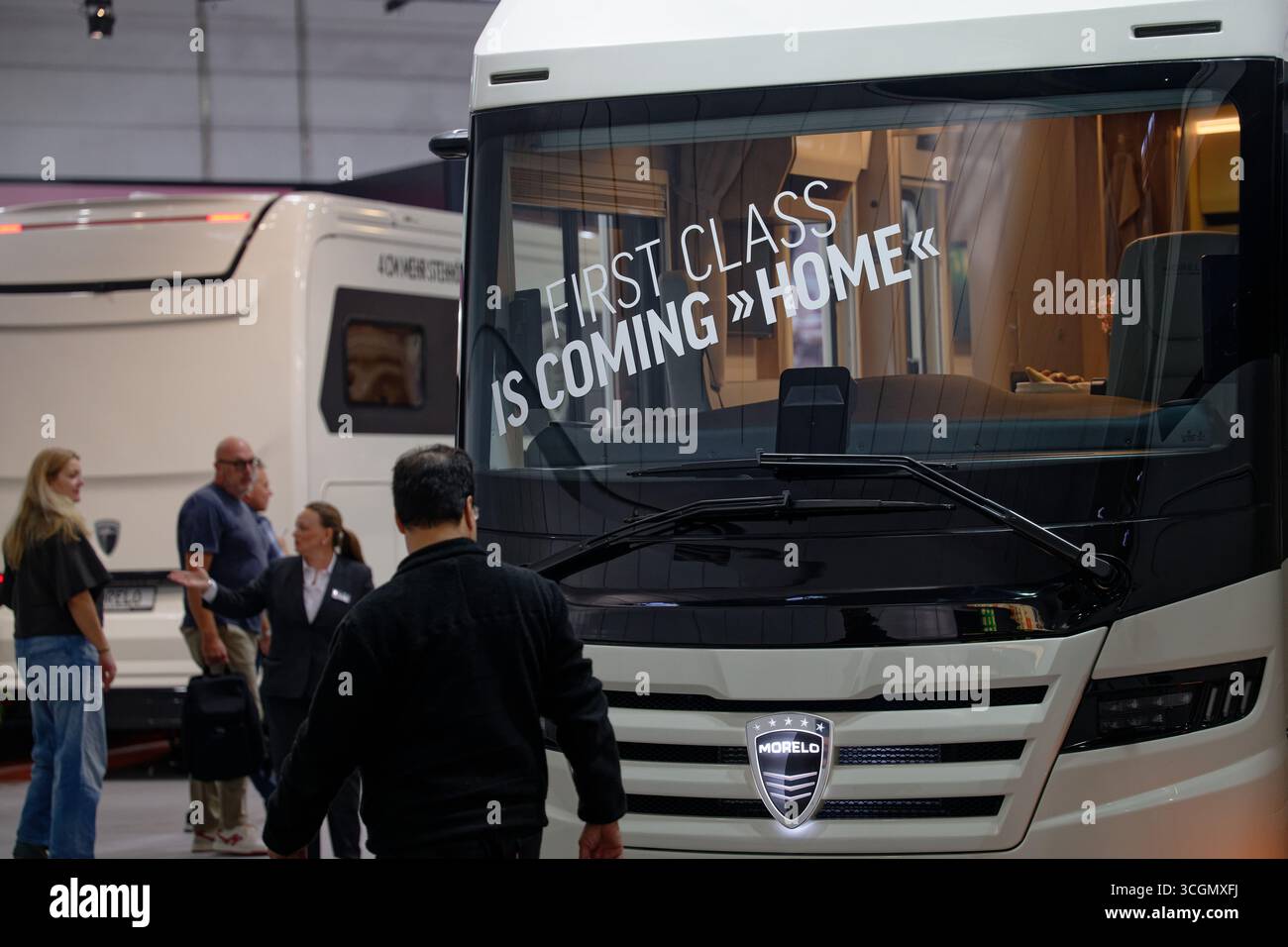 Düsseldorf, Deutschland. August 2025. „First Class is coming Home“ steht auf der Windschutzscheibe eines Wohnmobils auf der „Caravan Salon – Messe für Caravaning, Camping und Outdoor-Tourismus“. Bis zum 7. September präsentieren mehr als 810 Aussteller in 15 Messehallen und auf dem Freigelände das Produkt- und Dienstleistungsangebot der Branche. Quelle: Henning Kaiser/dpa/Alamy Live News Stockfoto