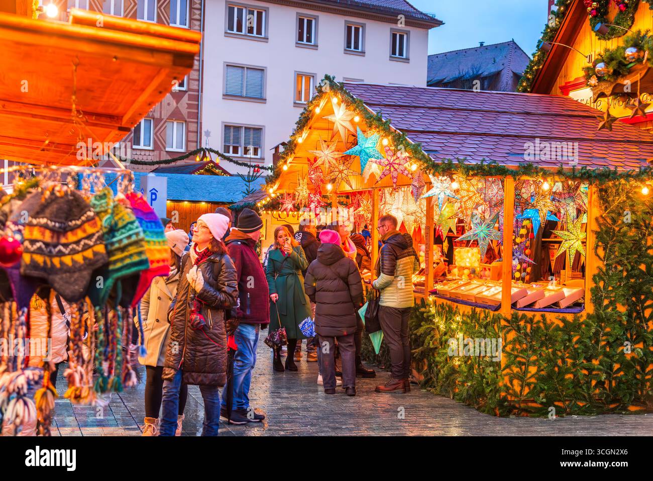 Würzburg, Deutschland - 07. Dezember 2024. Einer der malerischsten und bezauberndsten Weihnachtsmärkte in Bayern. Stockfoto