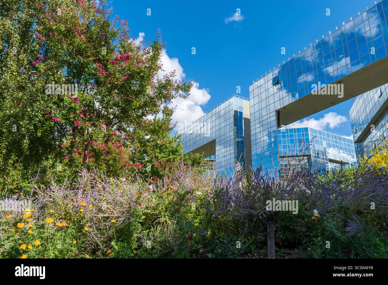 Paris, Frankreich - 08 28 2025 : das Gebäude Le Ponant, das von der Präfektur Ile-de-France im Park André Citroën besetzt wird Stockfoto