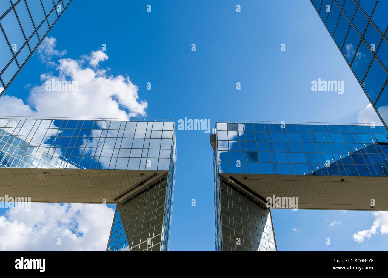 Paris, Frankreich - 08 28 2025 : das Gebäude Le Ponant, das von der Präfektur Ile-de-France im Park André Citroën besetzt wird Stockfoto