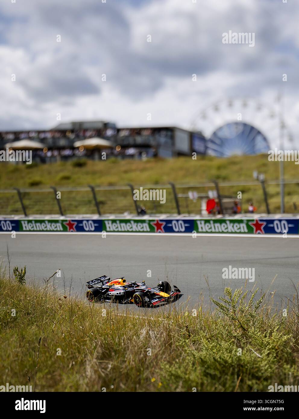 ZANDVOORT - Max Verstappen (Red Bull Racing) während des ersten freien Trainings vor dem Grand Prix der Niederlande auf dem Zandvoort Circuit. ANP REM VAN DER WAL **Foto mit Neige-/Verschiebeobjektiv** Stockfoto
