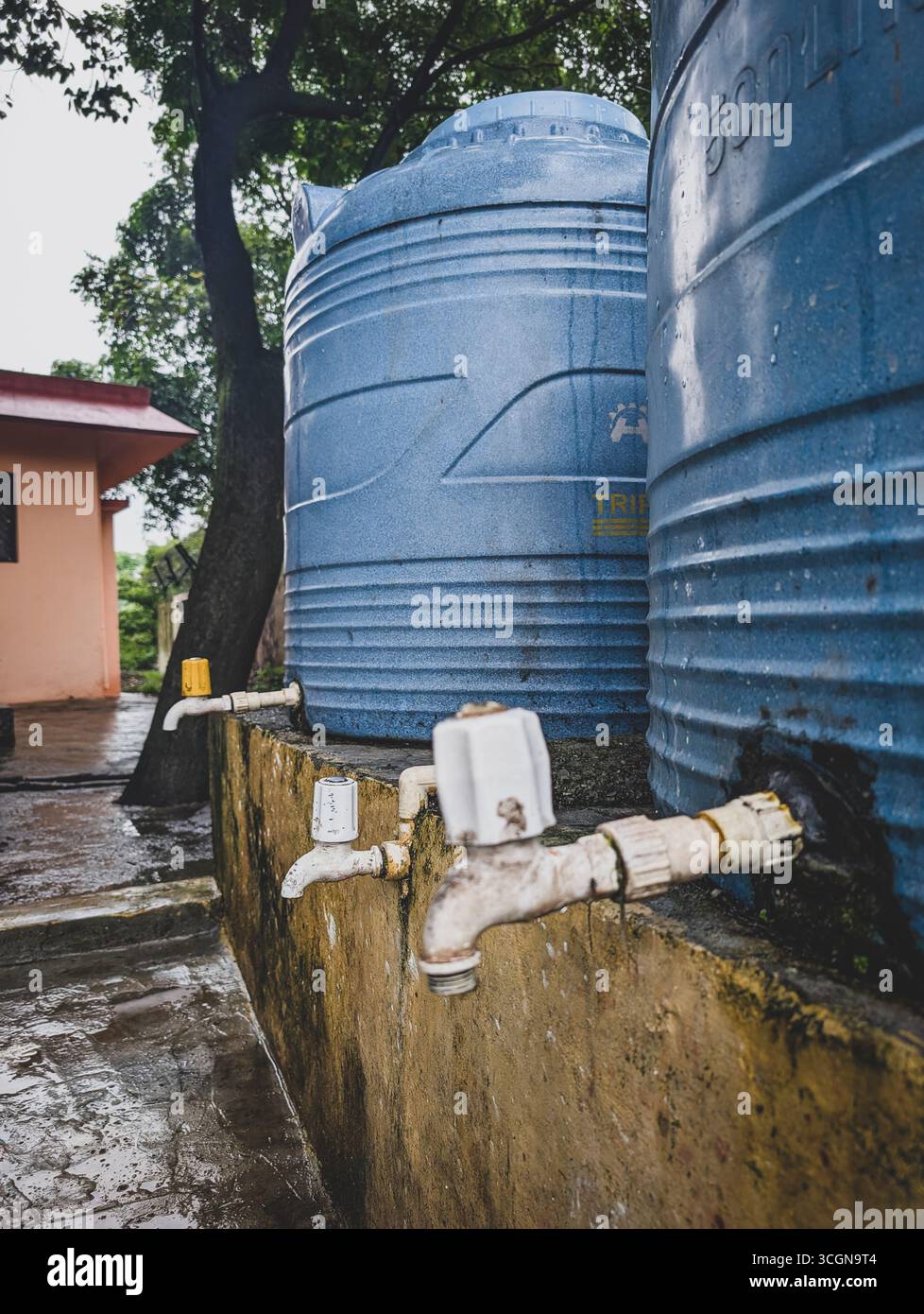 July2nd2025 Dehradun Uttarakhand Indien. Zwei große blaue Wassertanks auf einer Betonplattform im Freien. Stockfoto