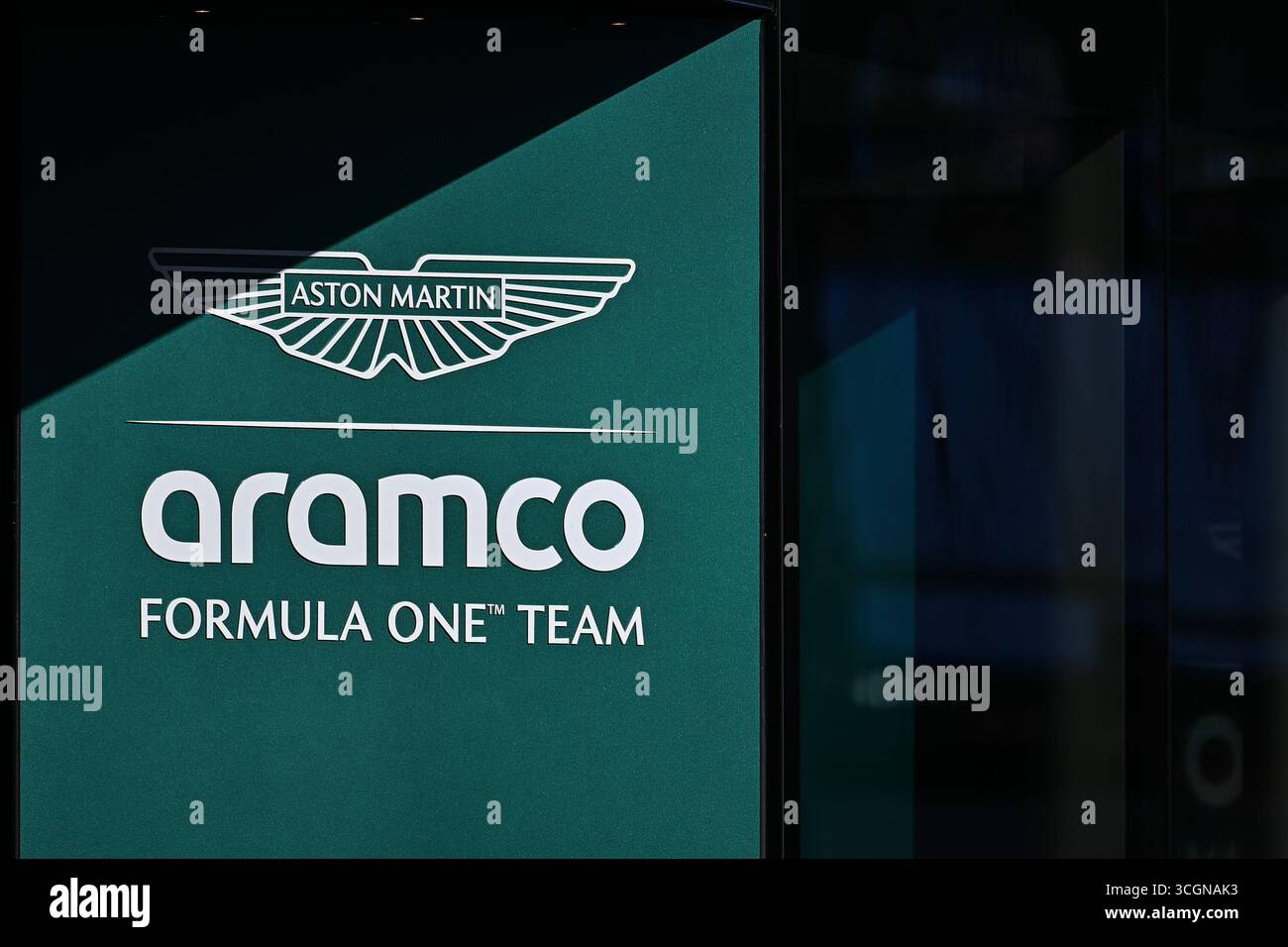 ZANDVOORT, NIEDERLANDE - 29. AUGUST: Eine allgemeine Ansicht des Aston Martin Aramco F1 Team Logos während des Trainings vor dem Formel 1 Grand Prix der Niederlande auf dem Circuit Zandvoort am 29. August 2025 in Zandvoort, Niederlande. (Foto: Vince Mignott/Alamy Live News) Stockfoto