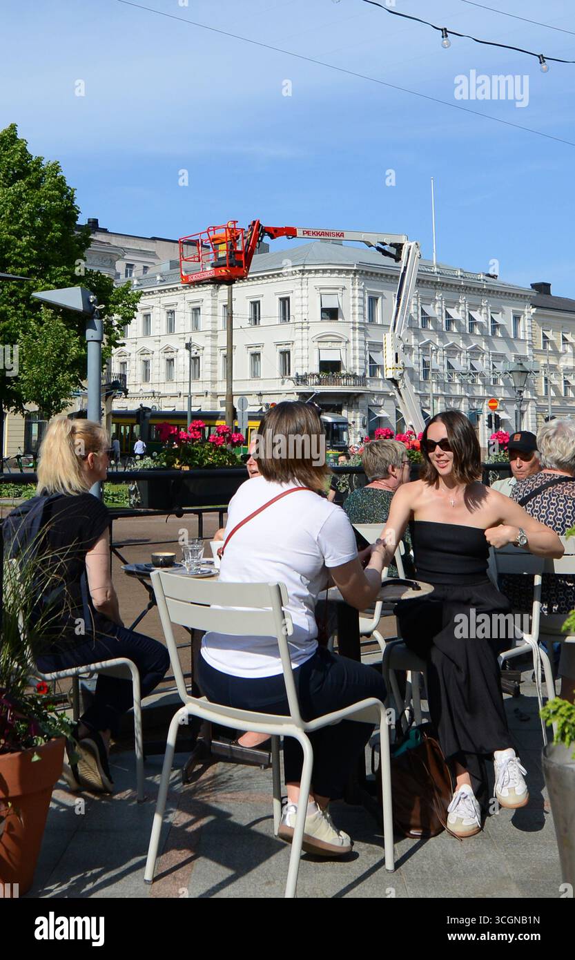Finnische Frauen, die sich im Kappeli Café in Eteläesplanadi, Helsinki, Finnland, treffen. Stockfoto
