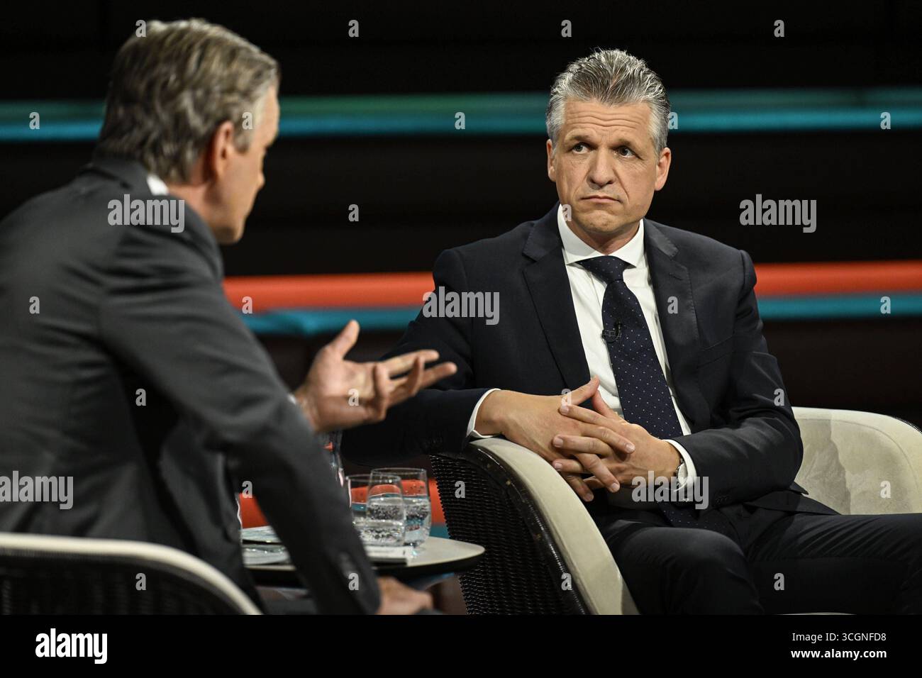 Markus Lanz li. mit Thorsten frei 08/25 Ihr Markus Lanz li. Und Thorsten frei am 28. August 2025 in Markus Lanz , ZDF Aufzeichnung vom 27. August 2025 TV Fernsehen Talkshow Talkshow Deutschland deutsch deutscher Mann Männer Politiker Politik CDU Kanzleramtschef Kanzleramt Italien Italienisch Italienisch-deutscher Moderator Fotografie Fotograf Journalist Journalismus Journalismus Journalist Autor Moderator Moderator deutsch-italienisch Moderator Fotograf Politiker quer halb sitzend sprechend gestikuliert *** Markus Lanz li mit Thorsten frei 08 25 ihr Markus La Stockfoto