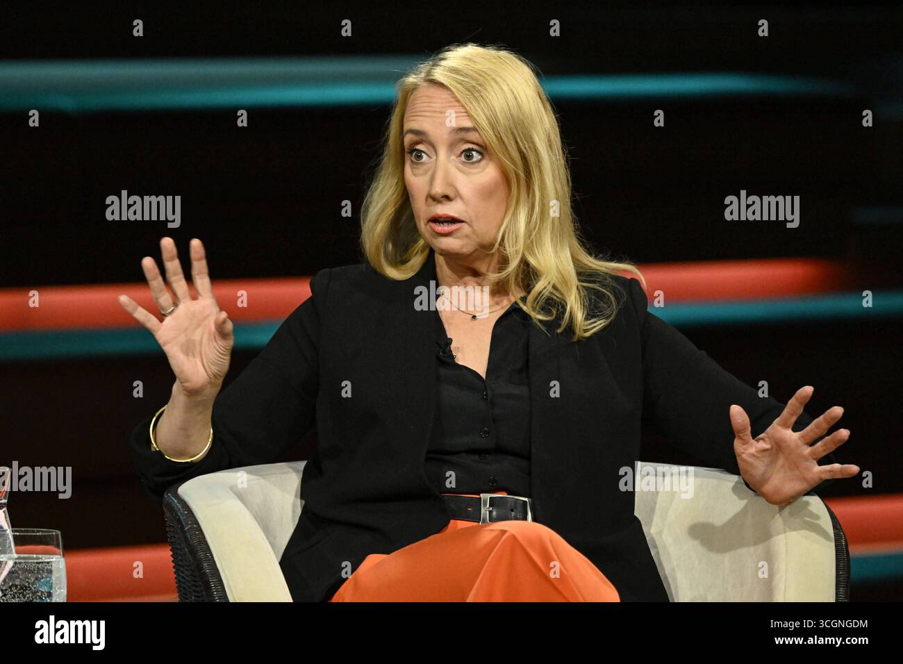 Melanie Amann Journalistin 08/25 ihre Melanie Amann am 27. August 2025 in Markus Lanz , ZDF Aufzeichnung vom 26. August 2025 TV Fernsehen Talkshow Talkshow Deutschland deutsch deutsche Frau Journalismus SPIEGEL Redakteurin Autorin Journalistin german female quer halb sitzend sprechend gestikuliert *** Melanie Amann Journalistin 08 25 Ihre Melanie Amann am 27. August 2025 in Markus Lanz , ZDF Aufnahme vom 26. August 2025 Stockfoto