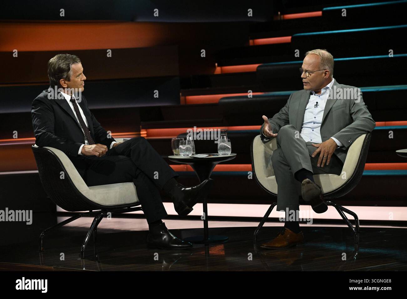 Markus Lanz li. mit Matthias Miersch 08/25 ihr Markus Lanz li. Und Matthias Miersch am 26. August 2025 in Markus Lanz , ZDF TV Fernsehen Talkshow Talkshow Talkshow Deutschland deutsch deutscher Mann Männer Politiker Politik SPD Fraktionschef Mann Italien Italienisch Italienisch-deutscher Moderator Fotografie Fotograf Journalismus Journalismus Journalismus Journalist Autor Autor Gastmoderator deutsch-italienischer Moderator Fotograf deutscher Politiker quer ganz freistellbar sitzend sprechend gestikuliert *** Markus Lanz li mit Matthias Miersch 08 25 Markus Lanz li und Matthias Lanz li Stockfoto