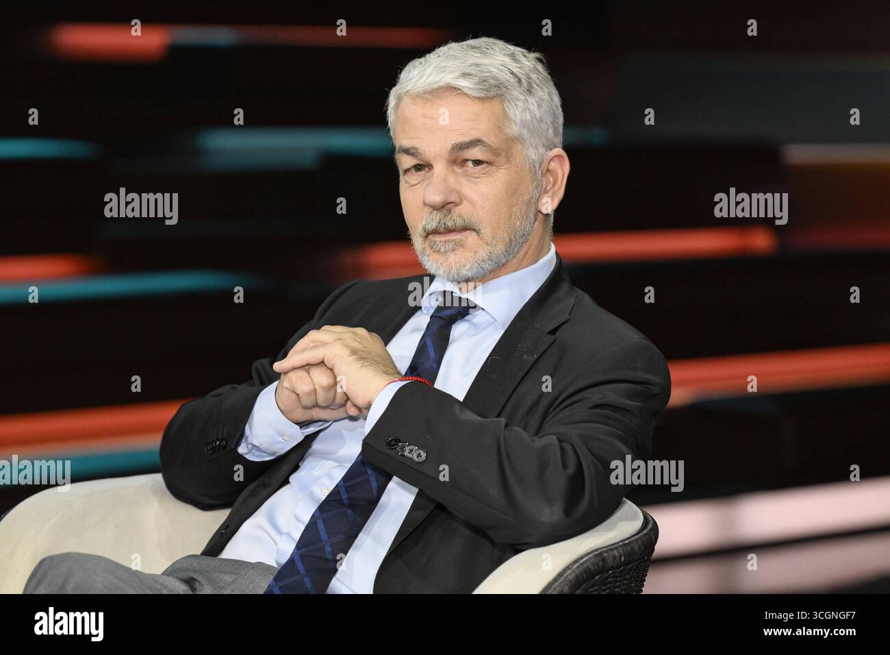 Carlo Masala Politologe 08/25 ihr Carlo Masala am 27. August 2025 in Markus Lanz , ZDF Aufzeichnung vom 26. August 2025 TV Fernsehen Talkshow Talk Show Deutschland deutsch deutscher Mann Militärexperte Politikwissenschaftler Wissenschaftler Politik deutscher Politikwissenschaftler quer halb sitzend neutral lächelnd *** Carlo Masala Politikwissenschaftler 08 25 Ihr Carlo Masala am 27. August 2025 in Markus Lanz , ZDF Aufnahme vom 26. August 2025 TV-Talkshow Talk Show Germany deutscher Mann Militärexperte Politikwissenschaftler Politik deutscher Politikwissenschaftler Cross half Sitts Stockfoto