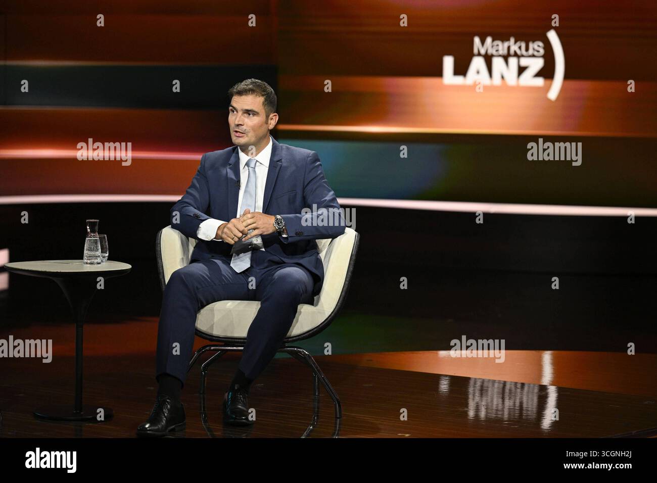 Jan Philipp Burgard Journalist 08/25 Ihr Jan Philipp Burgard am 28. August 2025 in Markus Lanz , ZDF Aufzeichnung vom 27. August 2025 TV Fernsehen Talkshow Talkshow Deutschland deutsch deutscher Mann Journalismus Autor Chefredakteur DIE WELT deutscher Journalist Journalist Journalist quer ganz freistellbar sitzend sprechend gestikuliert *** Jan Philipp Burgard Journalist 08 25 Ihr Jan Philipp Burgard am 28. August 2025 in Markus Lanz , ZDF Aufnahme vom 27. August 2025 TV-Talkshow Talkshow Deutschland Deutscher Mann Journalismus Autor Chefredakteur DIE WELT Journalist Journalist Journalismus cros Stockfoto