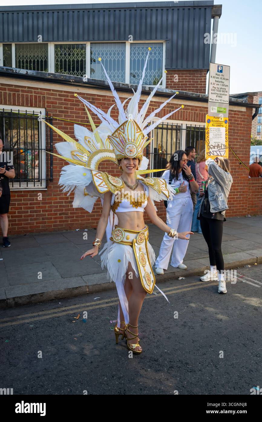 London, Großbritannien, 25. August 2025, der Notting Hill Carnival findet an einem Feiertagswochenende auf den Straßen von Notting Hill statt. In seinem 57. Jahr ist es immer noch die größte Straßenparty in Europa, die karibische Kultur feiert. Fotos vom zweiten Tag. Weniger beschäftigt als in den vergangenen Jahren und weniger Festnahmen, Andrew Lalchan Photography/Alamy Live News Stockfoto