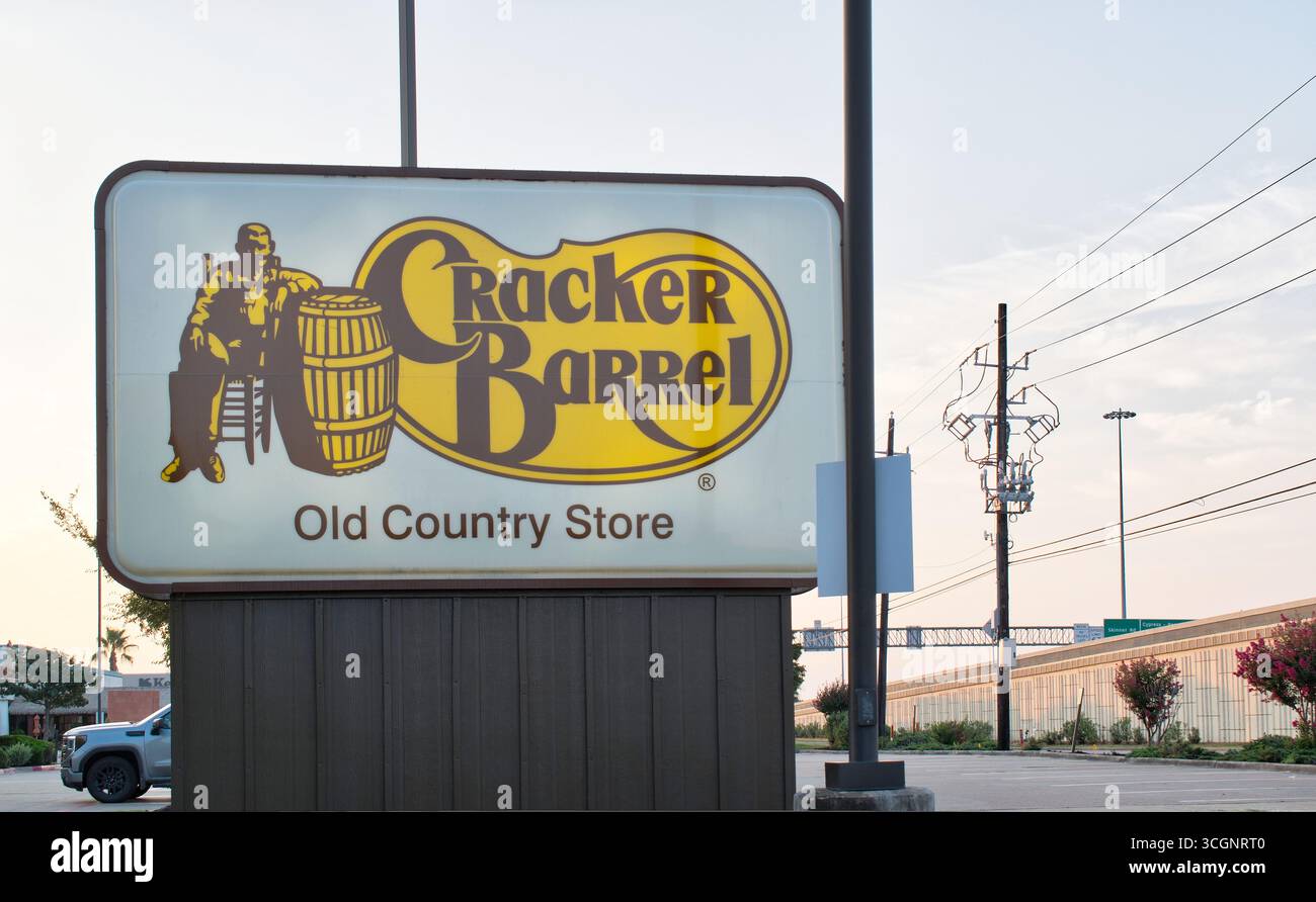 Houston, Texas, USA 08-24-2025: Cracker Barrel Restaurant Schild mit Onkel Herschel Parkplatz Morning Sunrise. Stockfoto