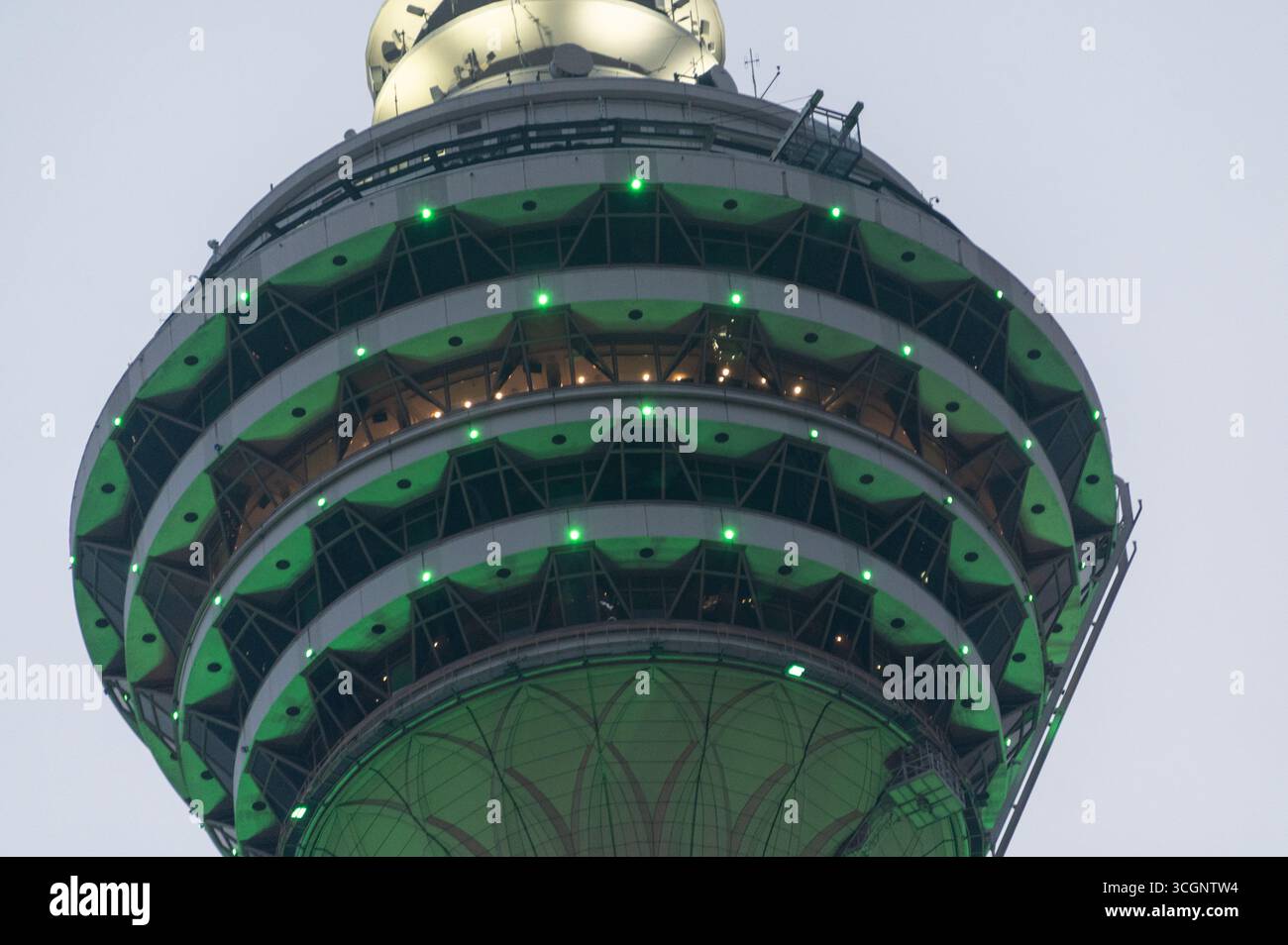 Der Menara Kuala Lumpur Tower, umgangssprachlich auch KL Tower genannt, ist ein 6-stöckiger, 421 Meter hoher Telekommunikationsturm in Kuala Lumpur, der Hauptstadt der Stadt Stockfoto