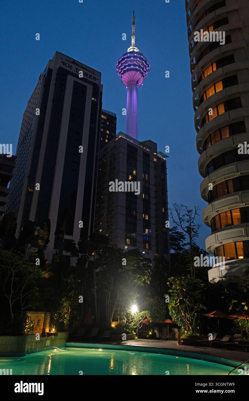Der Menara Kuala Lumpur Tower, umgangssprachlich auch KL Tower genannt, ist ein 6-stöckiger, 421 Meter hoher Telekommunikationsturm in Kuala Lumpur, der Hauptstadt der Stadt Stockfoto