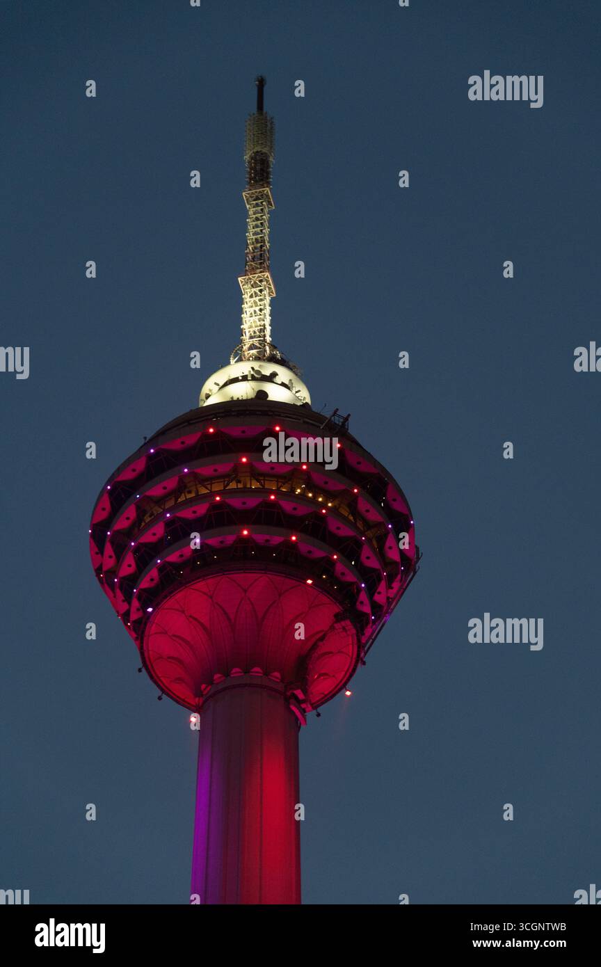 Der Menara Kuala Lumpur Tower, umgangssprachlich auch KL Tower genannt, ist ein 6-stöckiger, 421 Meter hoher Telekommunikationsturm in Kuala Lumpur, der Hauptstadt der Stadt Stockfoto