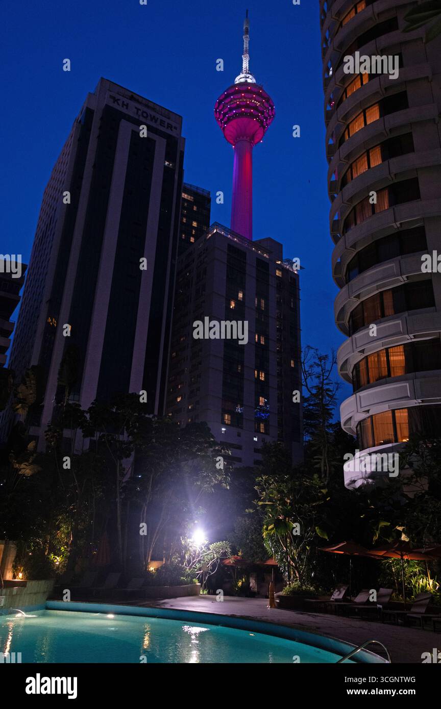Der Menara Kuala Lumpur Tower, umgangssprachlich auch KL Tower genannt, ist ein 6-stöckiger, 421 Meter hoher Telekommunikationsturm in Kuala Lumpur, der Hauptstadt der Stadt Stockfoto