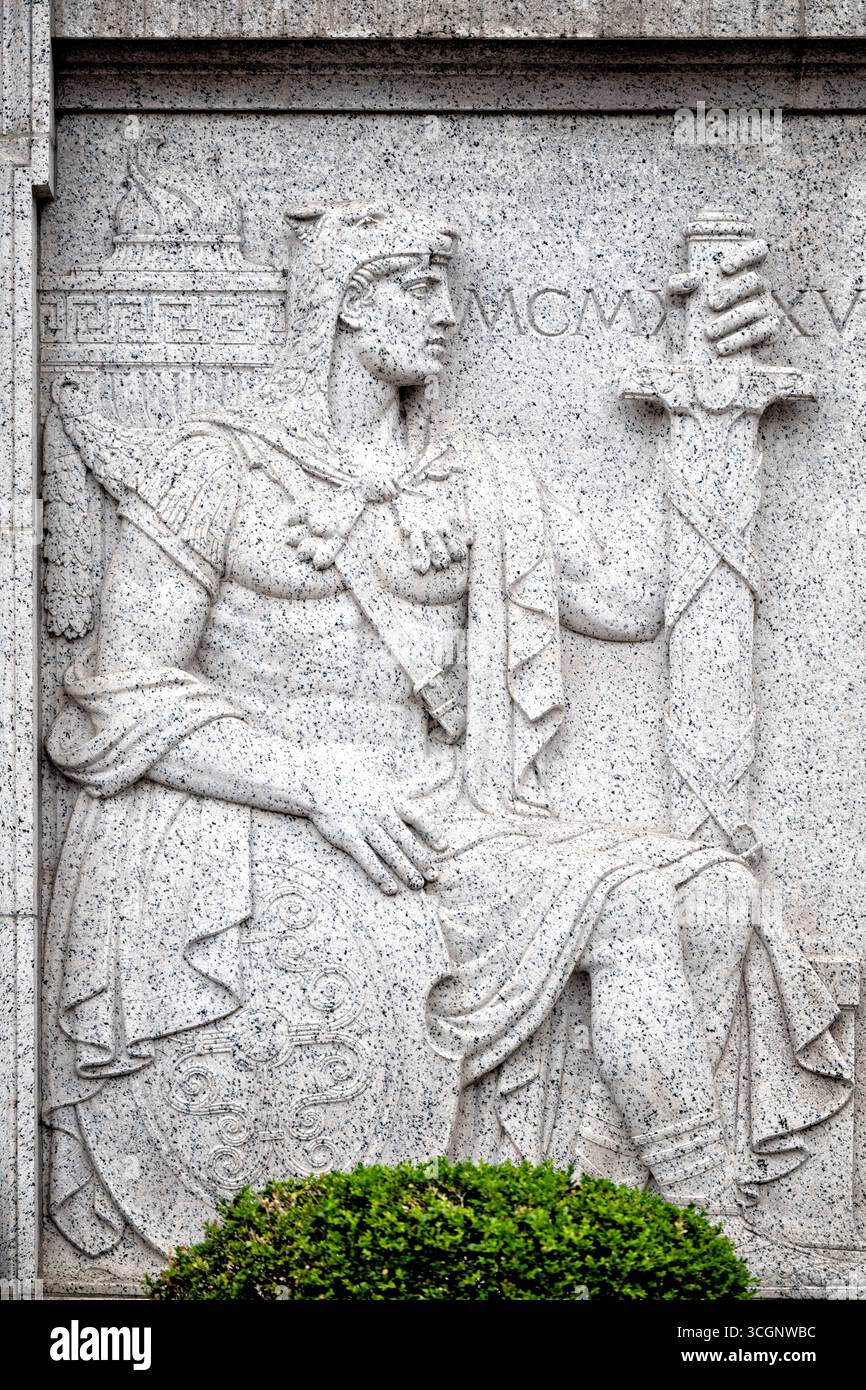Guardian Relief-Skulptur mit 1935 römischen Ziffern am National Archives Building in Washington DC // WASHINGTON DC – die rechte Guardian of the Portal Relief-Skulptur zeigt die römischen Zahlen „1935“, die das Abschlussjahr des National Archives Building markieren. Diese Kalksteinschnitzerei von Robert I. Aitken zeigt eine mit Schwert und Schild überzogene Figur, die als einer von zwei allegorischen Wächtern am Eingang der Pennsylvania Avenue dient. Die Skulptur im klassischen römischen Stil symbolisiert den Schutz der historischen Dokumente Amerikas und stellt die Verbindung zwischen dem Gründungsausweis der Nation dar Stockfoto