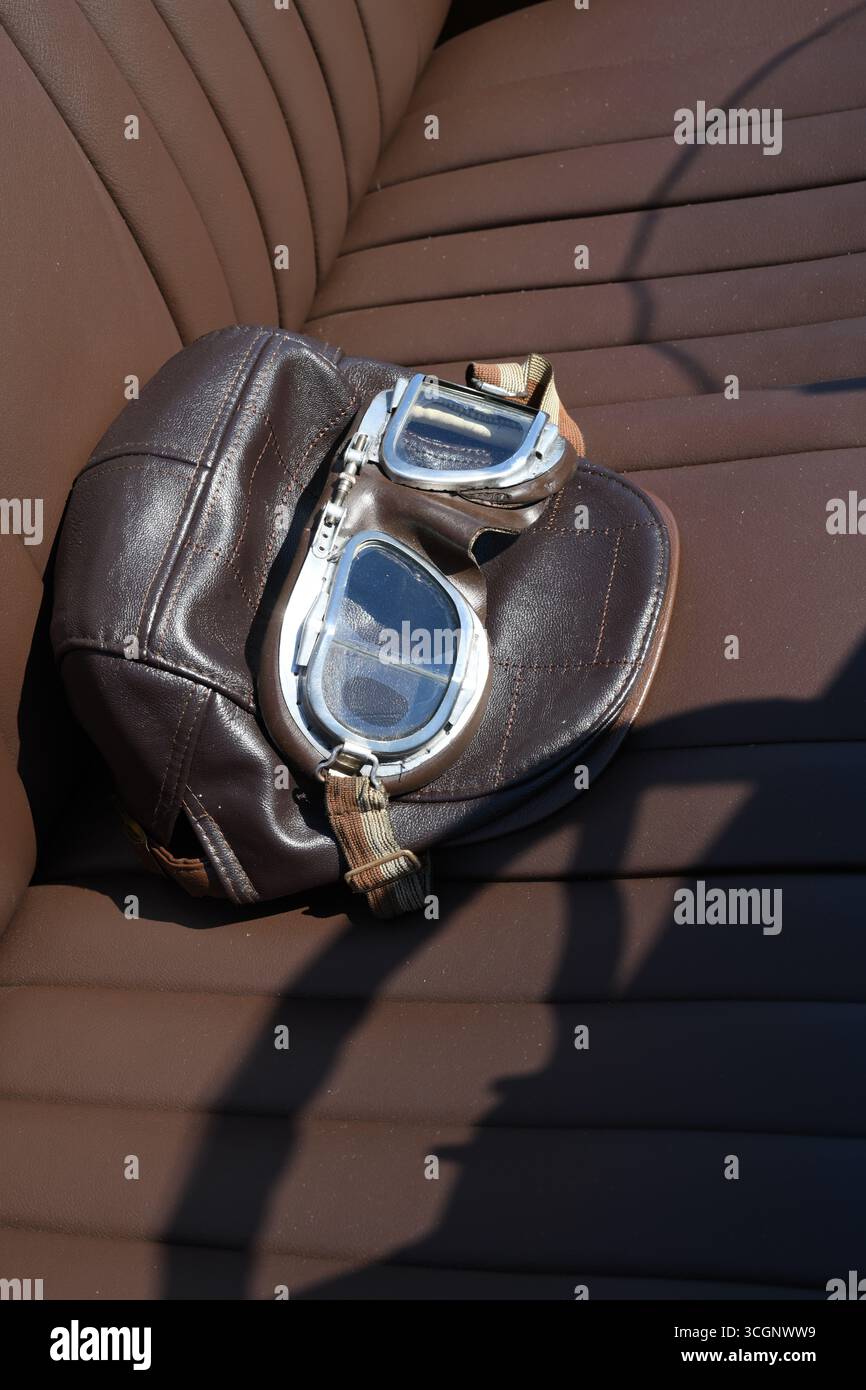 Rennhelm aus Vintage-Leder Stockfoto