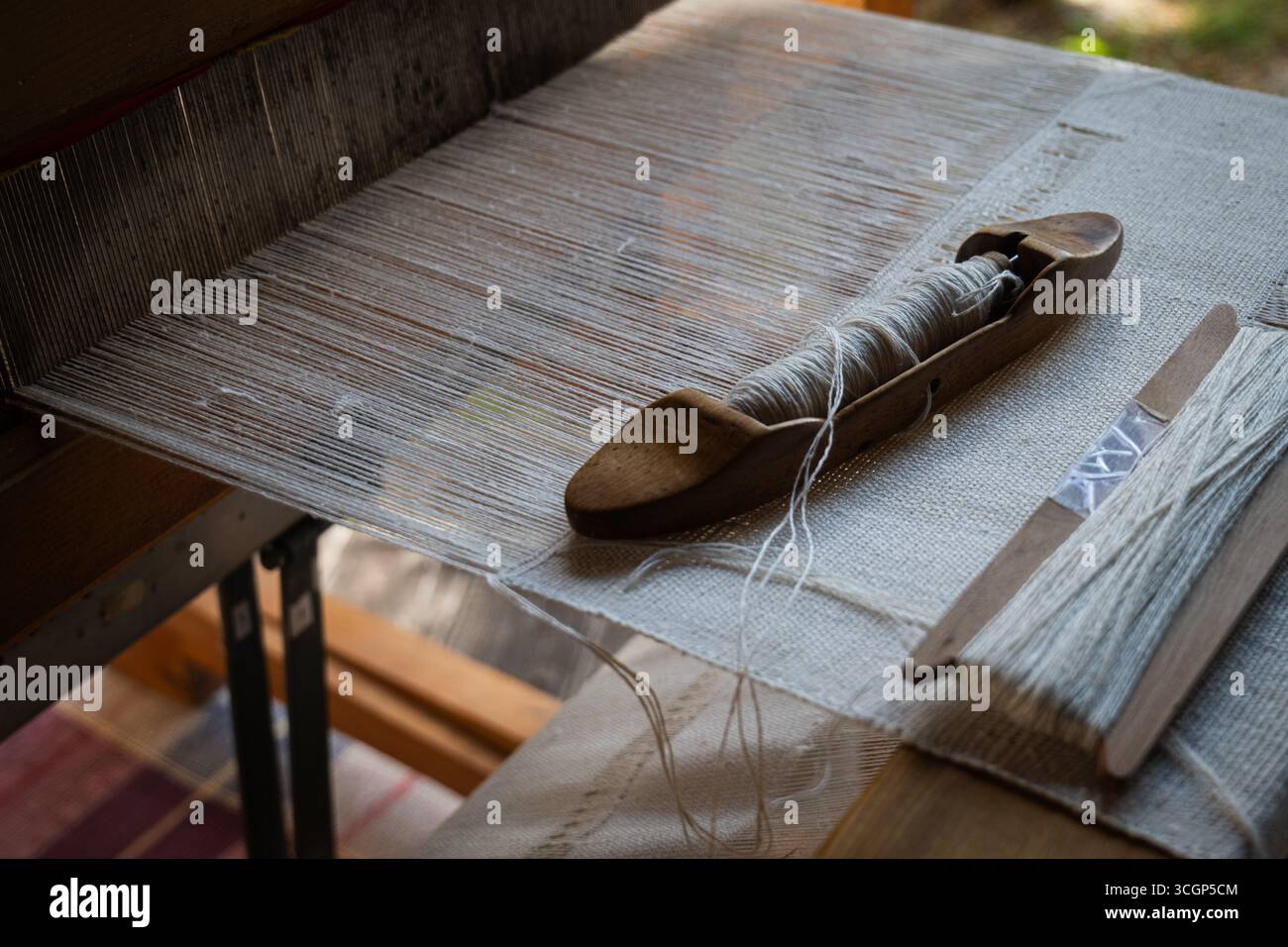 Traditioneller Webstuhl aus Holz mit Shuttle und Garnen – Foto aus Textilhandwerk Stockfoto