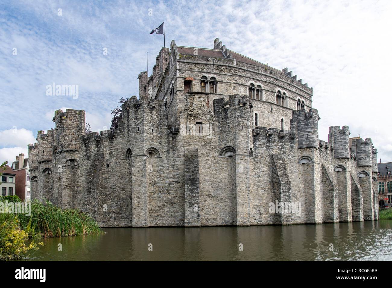 Gent, Belgien, 4. August 2025; erhaltene Grabenburg aus dem 10. Jahrhundert mit einem Waffenmuseum Stockfoto
