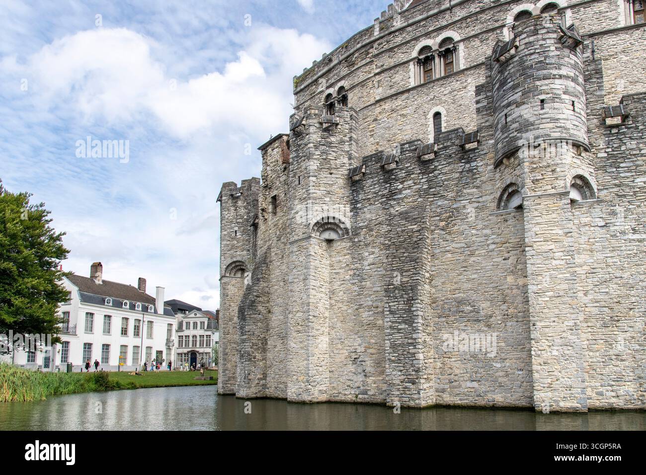 Gent, Belgien, 4. August 2025; erhaltene Grabenburg aus dem 10. Jahrhundert mit einem Waffenmuseum Stockfoto