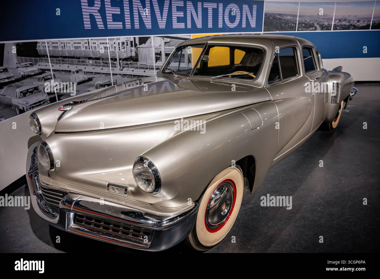 National Museum of American History America on the Move 1948 Tucker Sedan Washington DC // WASHINGTON DC — die 1948 Tucker Sedan, die 39. Von 51 produziert wurde, ist eine Ausstellung in der Ausstellung „America on the Move“ des National Museum of American History. Preston Tucker stellte sich das Fahrzeug als „das erste komplett neue Fahrzeug seit 50 Jahren“ vor, das futuristisches Design, einen Heckmotor, eine Gummifederung und wegweisende Sicherheitsmerkmale wie ein gepolstertes Armaturenbrett und eine herausklappbare Windschutzscheibe umfasst. Die Produktion wurde durch eine Bundesuntersuchung unterbrochen, was dazu führte, dass nur 46 Tucker Limousinen überlebten. Dieser Wagen war für Stockfoto