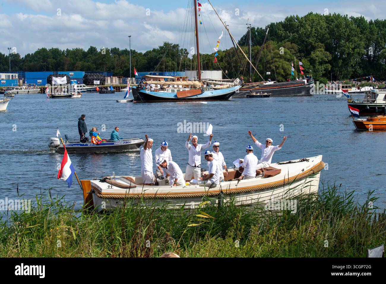 Amsterdam, Niederlande-20. August 2025; Seeleute in der Schaluppe unterhalten während des Sail-in einmal alle fünf Jahre Amsterdam 2025 nauti Stockfoto