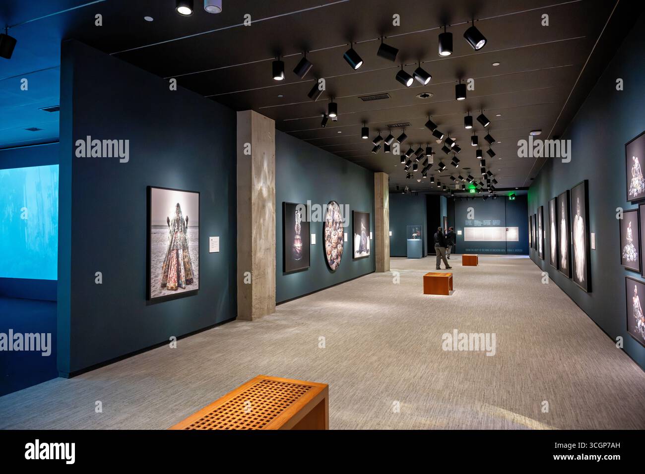 Smithsonian National Museum of African Art Ayana V Jackson from the Deep Großformatdrucke Washington DC // WASHINGTON DC — Ayana V. Jacksons Ausstellung from the Deep: In the Wake of Drexciya ist im Smithsonian National Museum of African Art zu sehen Diese multisensorische Ausstellung verbindet Fotografie, Mode, Film, Sound und Duft zu einer spekulativen Unterwasserwelt. Es ist inspiriert vom Drexciya-Mythos, der eine aquatische Zivilisation vorstellt, die von versklavten afrikanischen Frauen und afrikanischen Wassergeistern abstammt. Das faszinierende Erlebnis umfasst Großformatdrucke, Ambient Ocean s Stockfoto