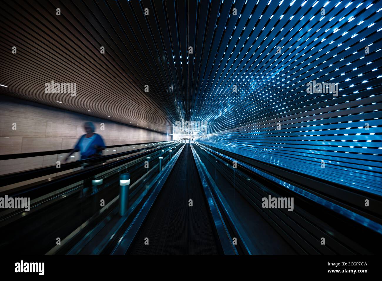 National Gallery of Art Multiverse LED Light Sculpture Moving Walkway Washington DC // WASHINGTON DC — die Multiverse LED-Lichtskulptur von Leo Villareal befindet sich in der unterirdischen Halle der National Gallery of Art Diese immersive Installation wurde 2008 fertiggestellt und verfügt über mehr als 41.000 computerprogrammierte Leuchten. Es verbindet die Ost- und Westgebäude der National Gallery of Art und bietet ein dynamisches visuelles Erlebnis entlang des bewegten Gehwegs. Multiverse gilt weithin als eine der größten und komplexesten Lichtskulpturen der Welt. Die National Gallery of Art, ein Promin Stockfoto