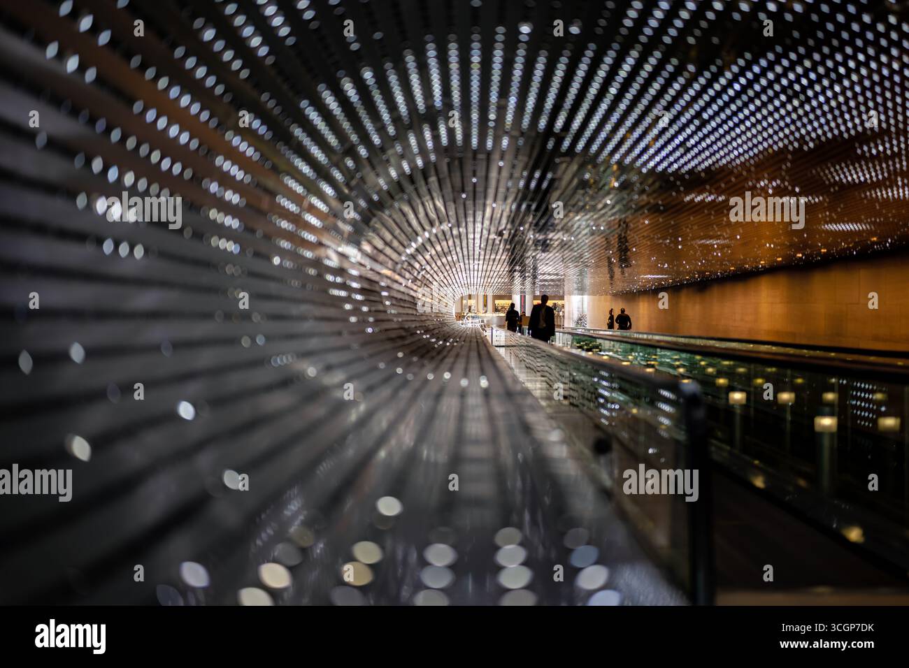 National Gallery of Art Multiverse Light Installation Concourse Washington DC // WASHINGTON DC — die Multiverse Light Installation, ein prominentes Merkmal der National Gallery of Art Concourse, beleuchtet den unterirdischen Durchgang zwischen Ost- und West-Gebäuden. Dieses faszinierende Kunstwerk wurde vom Künstler Leo Villareal entworfen und 2004 installiert und verfügt über ca. 41.000 computerprogrammierte LED-Knoten. Er erstreckt sich über 61 Meter (200 Fuß) über einem beweglichen Gehweg und erzeugt dynamische, sich ständig ändernde Lichtmuster. Diese gefeierte zeitgenössische Lichtkunst zieht Besucher durch die unterirdische Verbindung an Stockfoto