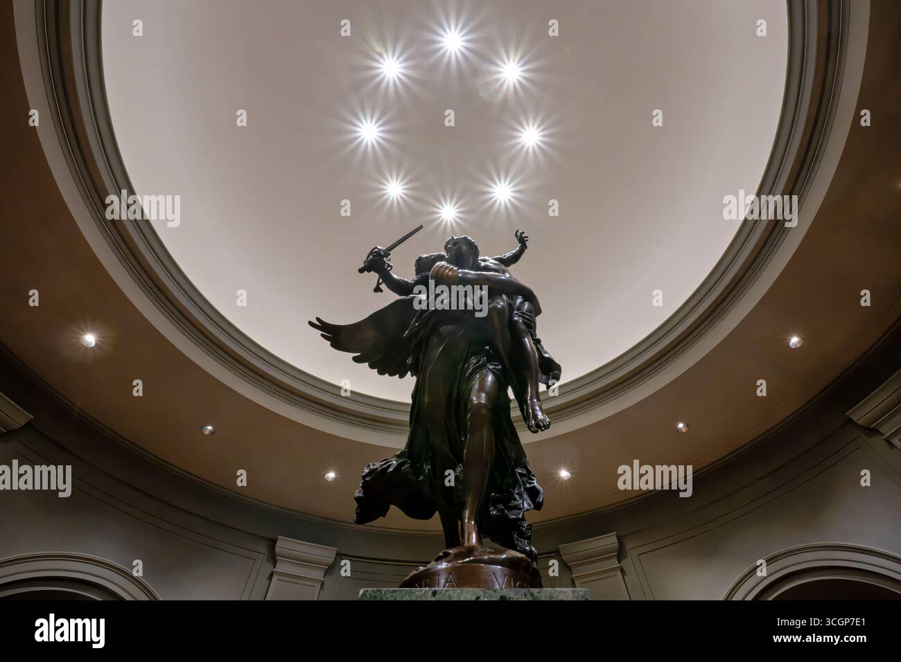 National Gallery of Art Gloria Victis Bronzeskulptur von Antonin Mercie Washington DC Vereinigte Staaten // WASHINGTON DC — die Bronzeskulptur Gloria Victis von Antonin Mercié ist ein prominentes Kunstwerk in der National Gallery of Art Das 1874 entstandene allegorische Werk, das „Glory to the Vanquished“ bedeutet, zeigt eine geflügelte Fame-Figur, die einen sterbenden Soldaten trägt. Es ist ein ergreifender Kommentar zur Niederlage Frankreichs im Deutsch-Französischen Krieg von 1870 bis 1871. Die Skulptur ist 3,56 Meter hoch. Es ist Teil der umfangreichen Sammlung europäischer und amerikanischer Kunst, die sich in der befindet Stockfoto