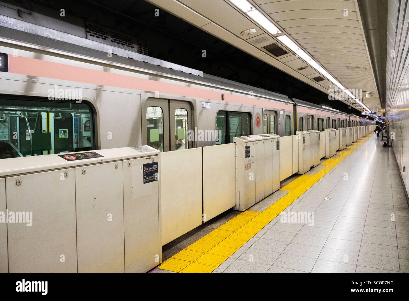 Eisenbahn-Metro Toei Asakusa-Linie, die für die Entsendung von empfangenen japanern, Passagieren, Reisen, Arbeits- und Reisebesuchen in tokio bei GI Stockfoto