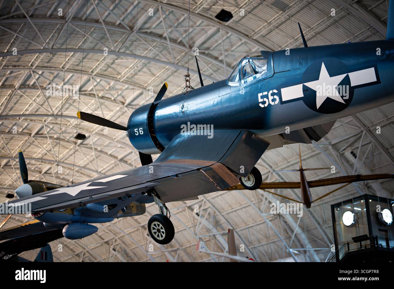 Steven F Udvar-Hazy Center Vought F4U-1D Corsair Kampfflugzeug aus dem Zweiten Weltkrieg CHANTILLY Virginia // CHANTILLY, Virginia, Vereinigte Staaten — Eine Vought F4U-1D Corsair, ein prominentes Kampfflugzeug aus dem Zweiten Weltkrieg, wird im Steven F. Udvar-Hazy Center ausgestellt. Dieses legendäre amerikanische Flugzeug, bekannt für seine unverwechselbaren umgedrehten Möwenflügel, diente während des Zweiten Weltkriegs und des Koreakrieges ausgiebig bei der US Navy und dem Marine Corps. Das Steven F. Udvar-Hazy Center ist die Begleiteinrichtung des National Air and Space Museum in Washington D.C. es beherbergt Tausende von Luft- und Raumfahrtgegenständen, darunter auch Stockfoto