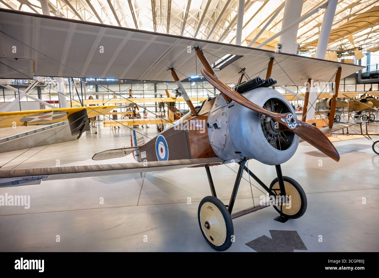 Sopwith F1 Camel WWI Biplane B6291 Steven F Udvar Hazy Center Chantilly Virginia USA // CHANTILLY, Virginia, Vereinigte Staaten — das Sopwith F.1 Camel WWI Biplane B6291 wird im Steven F. Udvar-Hazy Center ausgestellt. Dieses legendäre Flugzeug aus dem Ersten Weltkrieg ist bekannt dafür, dass es trotz seiner anspruchsvollen Flugeigenschaften 1.294 feindliche Flugzeuge stürzt, mehr als jeder andere alliierte Kampfflugzeug. Der Name „Camel“ bezieht sich auf den markanten „Buckel“ über den beiden Vickers-Maschinengewehren, der zu seiner Manövrierfähigkeit beiträgt, aber auch die Flugstabilität beeinträchtigt. Hergestellt von Sopwith Aviation Co. Im Jahr 1917, dieses Beispiel, B6291, Stockfoto