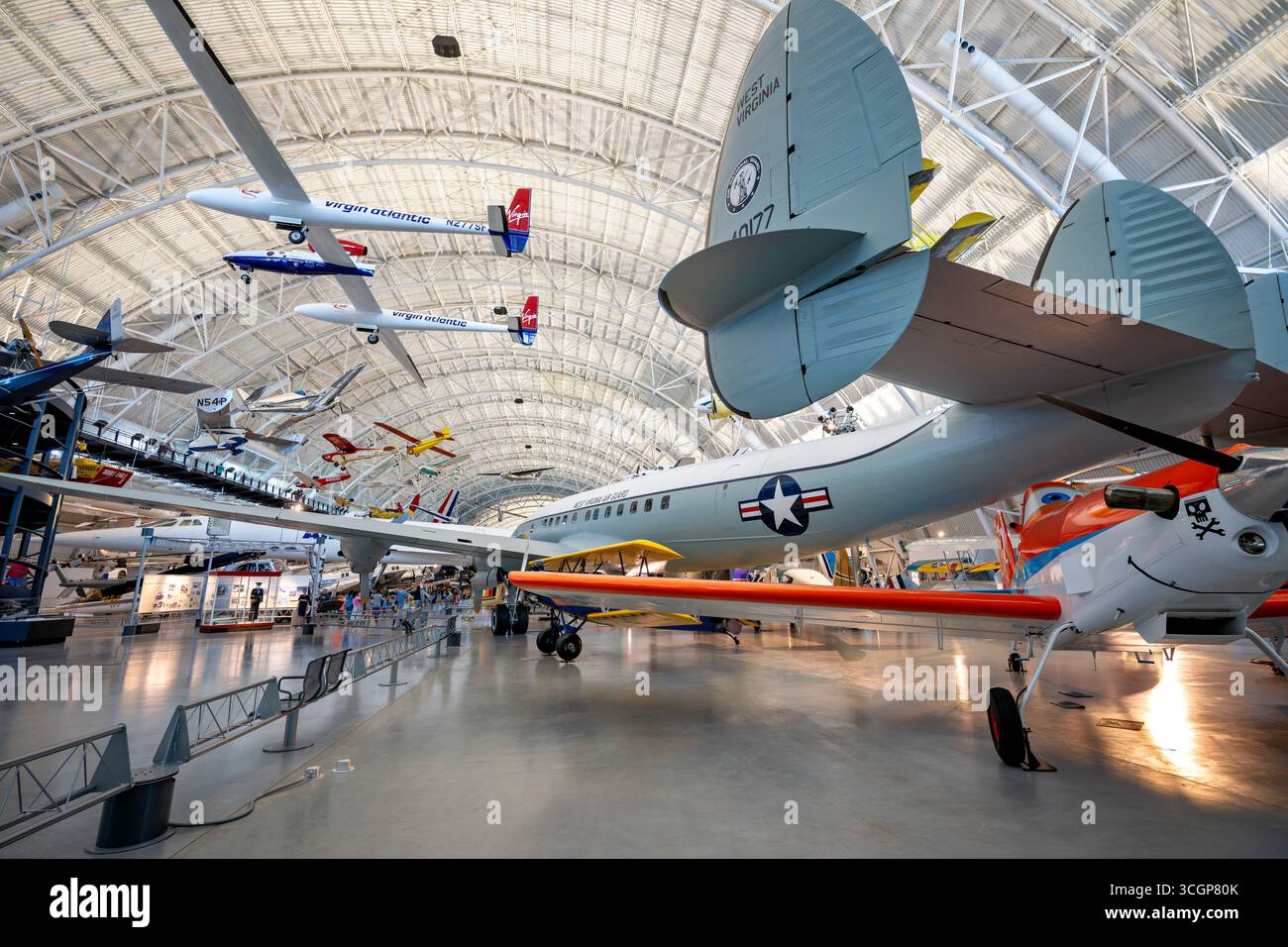 Steven F Udvar-Hazy Center West Virginia Air Guard C-121C Super Constellation Chantilly // CHANTILLY, Virginia — Lockheed C-121C Super Constellation Aircraft 54–0177, ehemals der West Virginia Air National Guard, ist eine prominente Ausstellung im Steven F. Udvar-Hazy Center. Diese militärische Transportversion der L-1049 Super Constellation diente verschiedenen Rollen, darunter Transport- und Radarposten für die Luftwaffe. Das Steven F. Udvar-Hazy Center ist die Begleiteinrichtung des National Air and Space Museum in Washington DC und beherbergt eine große Sammlung von Flugzeugen und Raumfahrzeugen, man Stockfoto