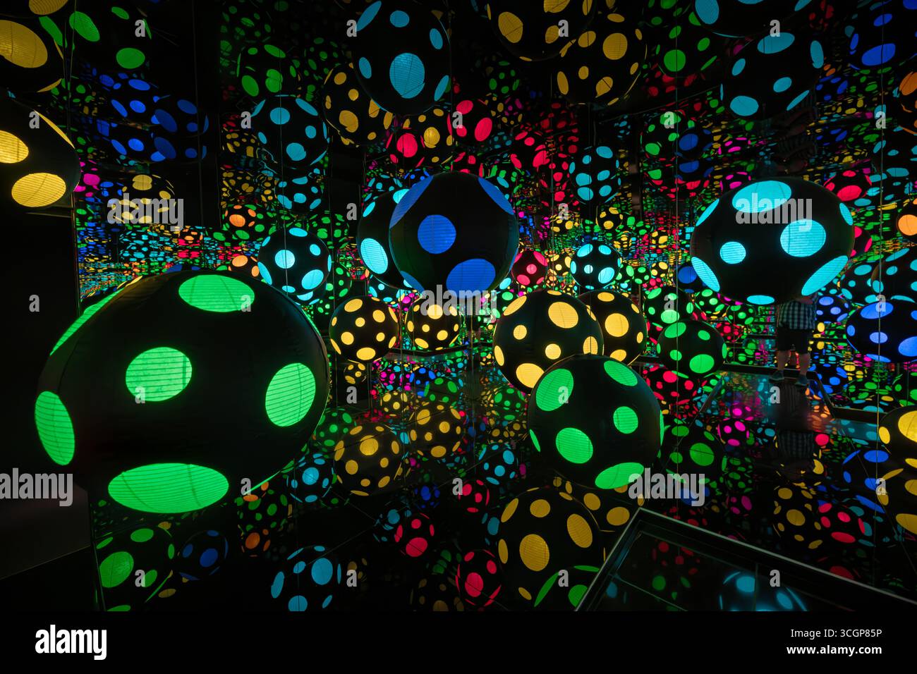 Hirshhorn Museum Yayoi Kusama Infinity Mirrored Room Bunte Polka Dot Laternen Washington DC // WASHINGTON DC – Yayoi Kusamas Infinity Mirrored Room – My Heart is Dancing Into the Universe (2018) ist eine immersive Installation. Es verfügt über farbenfrohe, mit Polka gepunktete Laternen und Spiegelwände, die eine Illusion von unendlichem Raum schaffen. Dieses Kunstwerk ist Teil der Sammlung im Hirshhorn Museum und Skulpturengarten. Kusama, eine japanische zeitgenössische Künstlerin, ist bekannt für ihre unverwechselbaren Polka Dots und ihre immersiven Umgebungen. Das Hirshhorn Museum, ein Museum der Smithsonian Institution, zeigt moderne Stockfoto