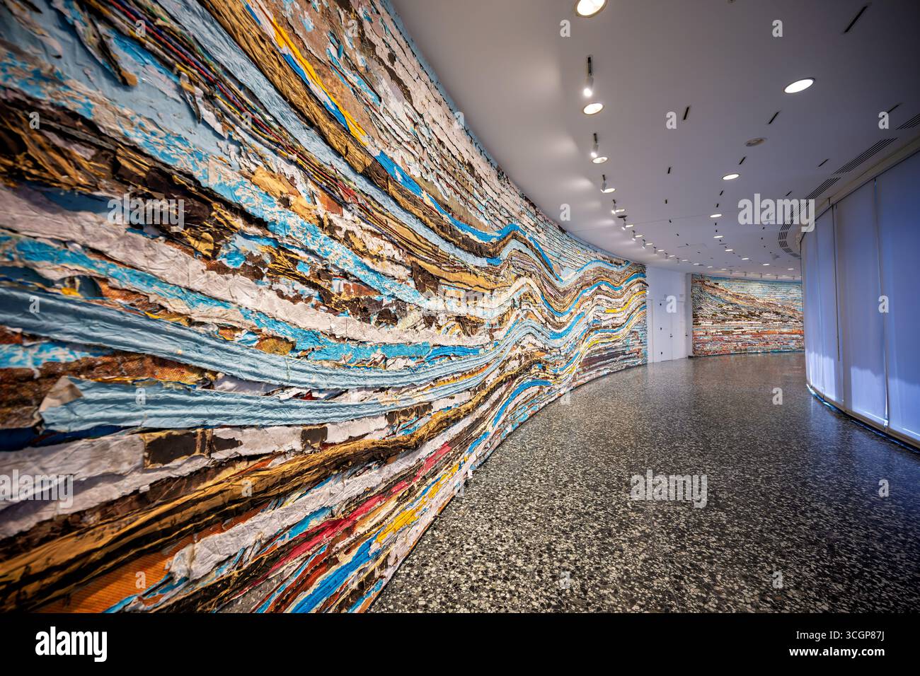 Picketts Charge von Mark Bradford Mixed Media Installation Hirshhorn Museum Washington DC // WASHINGTON DC – Mark Bradfords Pickett's Charge, eine groß angelegte Mixed Media Installation, ist im Hirshhorn Museum zu sehen. Dieses abstrakte Kunstwerk interpretiert die historische Bürgerkriegsschlacht neu. Es kombiniert Schichten aus farbigem Papier und Leinwand und schafft so ein dynamisches und zum Nachdenken anregendes Stück. Das Hirshhorn Museum und Skulpturengarten, Teil der Smithsonian Institution, ist ein prominentes Museum für moderne und zeitgenössische Kunst. Es befindet sich in der National Mall in Washington DC. Stockfoto