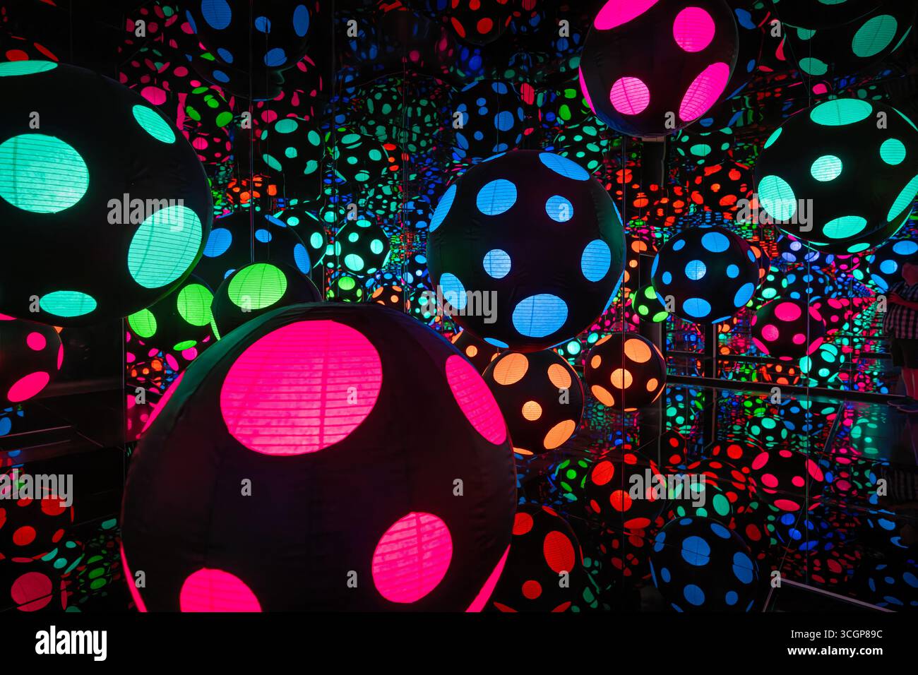 Hirshhorn Museum und Skulpturengarten Yayoi Kusama Infinity Room Washington DC // WASHINGTON DC — Ein farbenfroher Infinity Room des japanischen Künstlers Yayoi Kusama ist im Hirshhorn Museum and Sculpture Garden zu sehen. Diese immersive Installation, die charakteristisch für Kusamas berühmte Infinity Mirror Rooms-Serie ist, verwendet Spiegel und beleuchtete Kugeln mit Polka-Punktmuster, um eine Illusion von grenzenlosem Raum zu schaffen. Das Hirshhorn Museum und Skulpturengarten, Teil der Smithsonian Institution, ist ein bekanntes Museum für moderne und zeitgenössische Kunst. Es befindet sich in der National Mall in Washington DC. Stockfoto