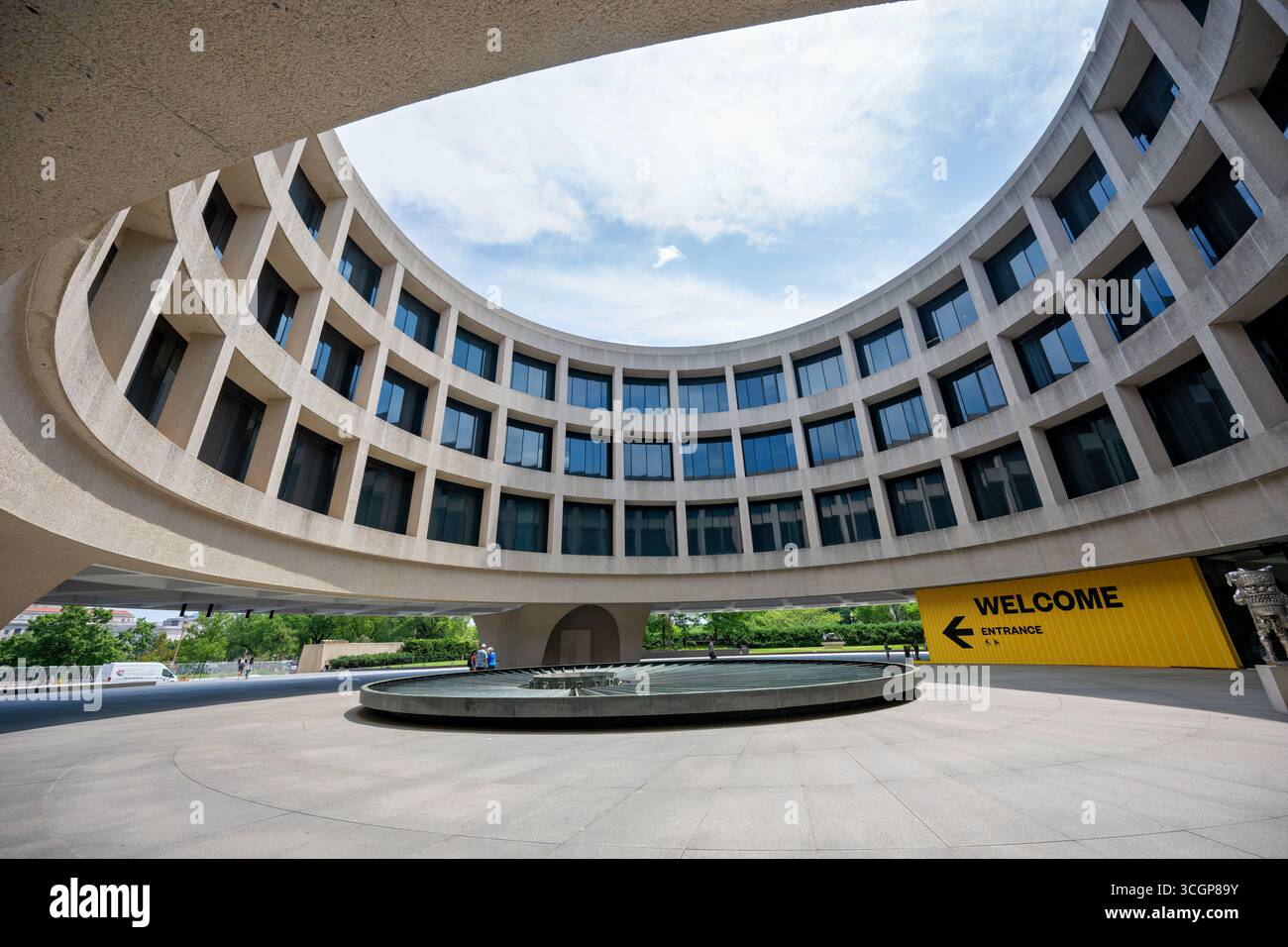 Hirshhorn Museum and Sculpture Garden Courtyard Architecture Washington DC // WASHINGTON DC - der kreisförmige Innenhof des Hirshhorn Museums and Sculpture Garden zeigt die unverwechselbare brutalistische Architektur des Museums mit einem zentralen reflektierenden Pool. Das zylindrische Betongebäude wurde von Gordon Bunshaft aus Skidmore, Owings & Merrill (SOM) entworfen und wurde 1974 eröffnet. Das Hirshhorn ist das Nationalmuseum für moderne und zeitgenössische Kunst der Vereinigten Staaten, das Werke von der Mitte des 20. Jahrhunderts bis zur Gegenwart sammelt und ausstellt. Es liegt an der National Mall in Waschen Stockfoto