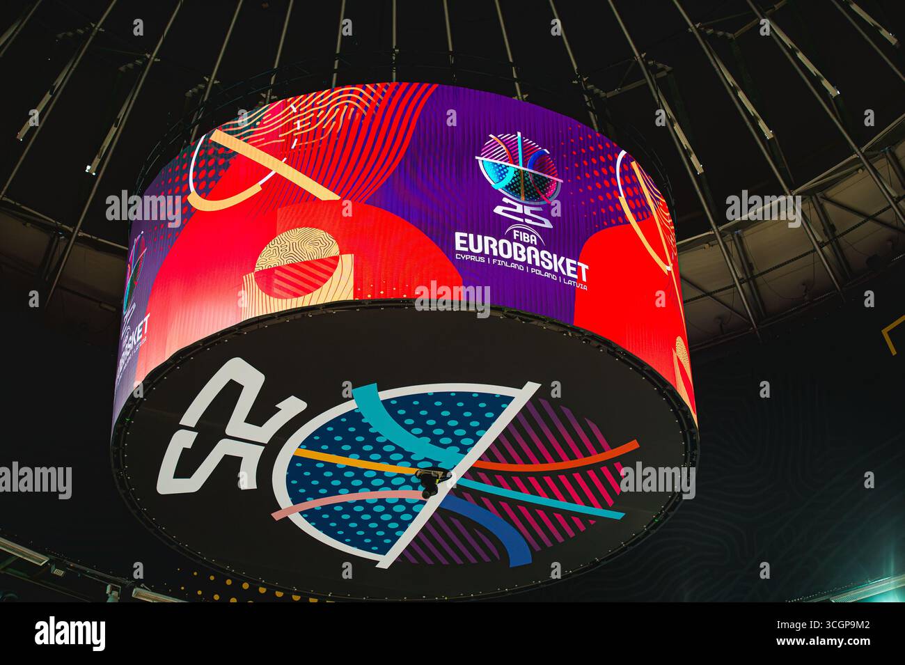 KATTOWITZ, POLEN – 28. AUGUST 2025: Basketball: EuroBasket 2025: Belgien – Frankreich in der Spodek Arena Kattowitz. Abbildung des eurobasket 2025-Logos auf einem Großbildschirm Stockfoto